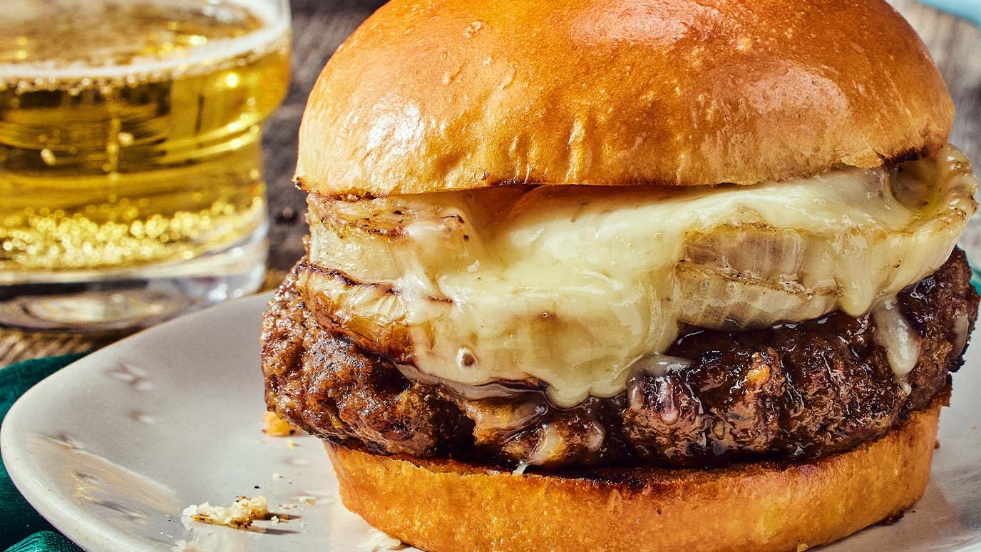 https://www.mccormick.com/-/media/project/oneweb/mccormick-us/ff23/ff23-recipe-crops/everyday-french/french_onion_burger_french_onion_saute_flavor_forecast_1376x774.jpg?rev=22b9527595a54332a5c767de3bdbb4f0&vd=20221128T164319Z&hash=9BD4A0DBC2F6572818C0EEA50CED3EB1