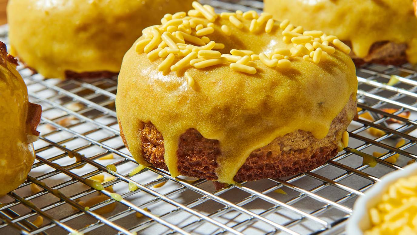 Doughnut macaroon mustard 2025