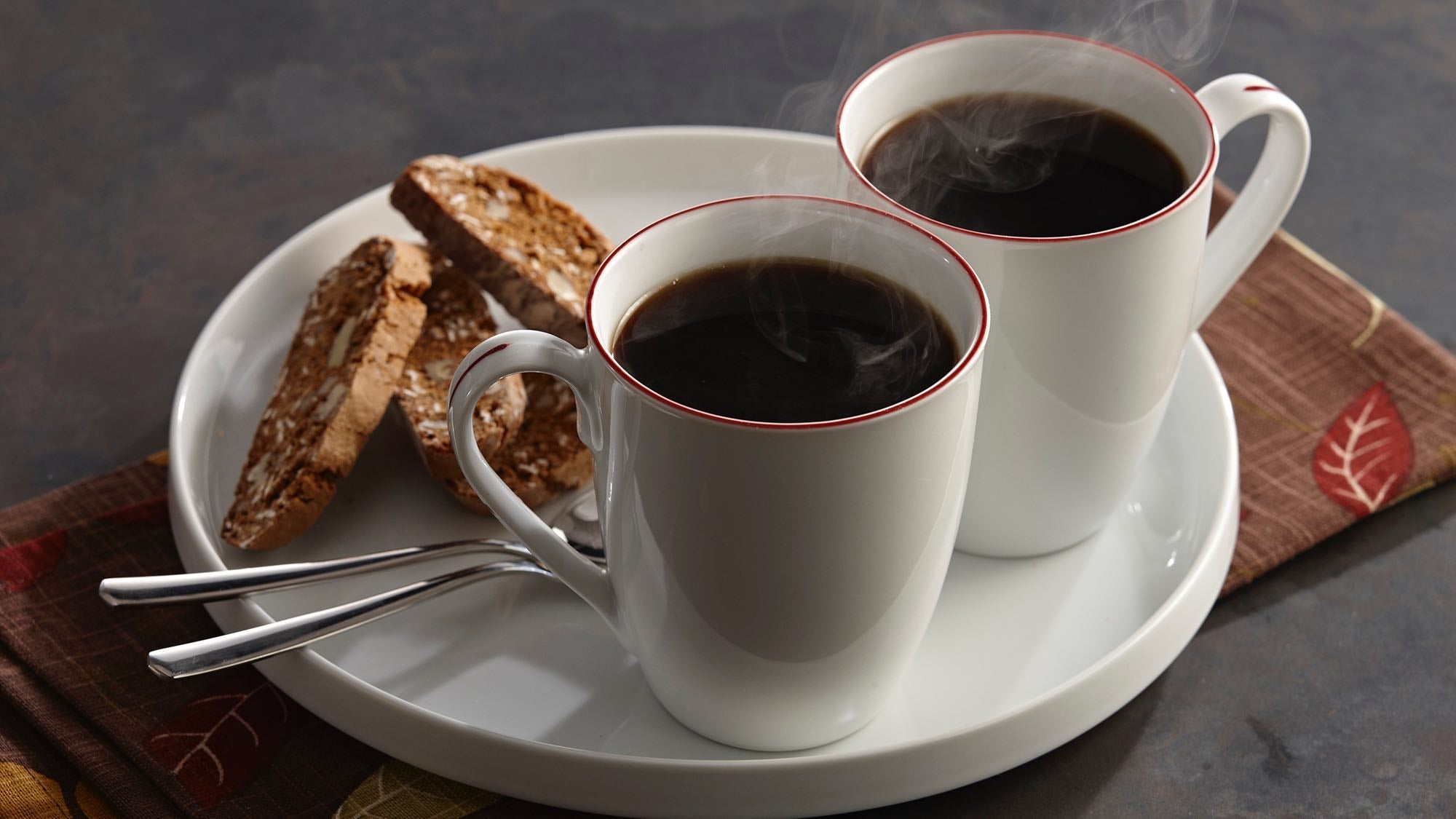 two mugs of coffee with biscotti